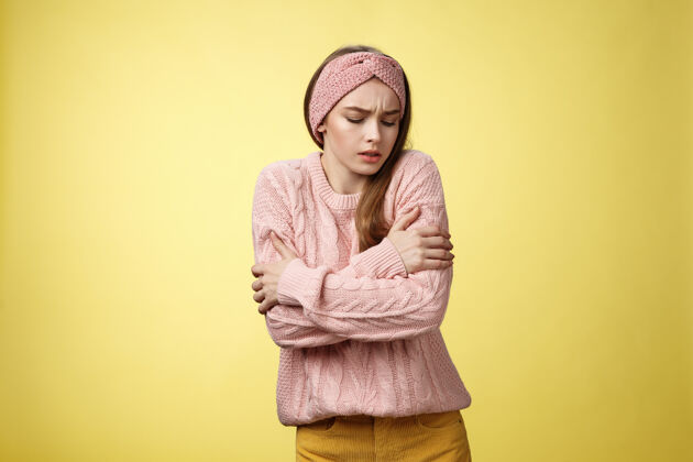 漂亮穿粉红色毛衣的女人肖像女性美丽