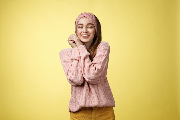 年轻穿粉红色毛衣的女人女人年轻女性