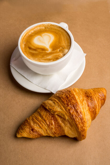 早上欧式早餐配金色法式牛角面包一杯咖啡盘子泡沫甜点