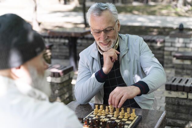 特写近距离观察下象棋的老人们城市男人老年人