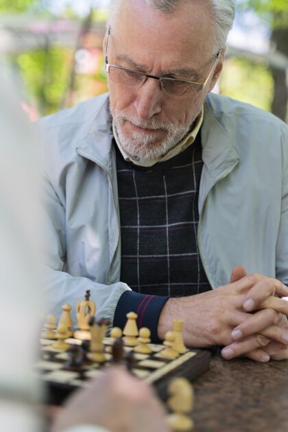 生活方式亲密的朋友一起下棋退休特写老年人