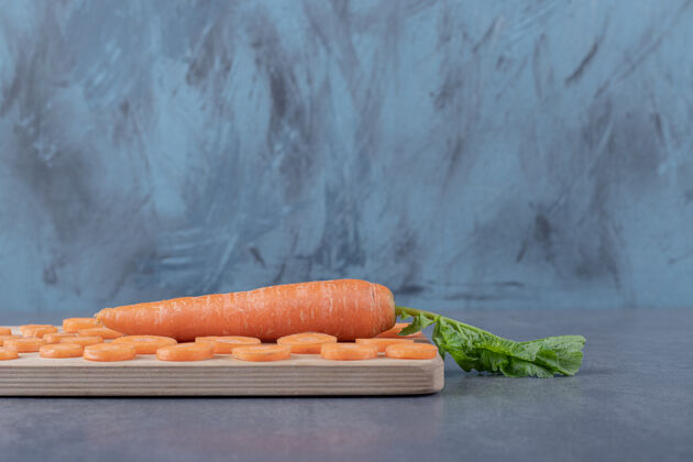 好吃的切菜板上的胡萝卜 大理石背景上的胡萝卜新鲜美味农作物