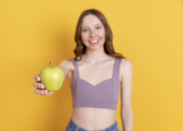 生活方式拿着苹果的中枪女人健康模特饮食