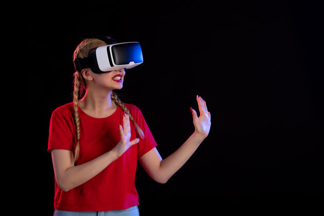 超声波美丽的女性在黑暗的虚拟现实中玩超声波幻想游戏视觉前视虚拟现实幻想漂亮的女人