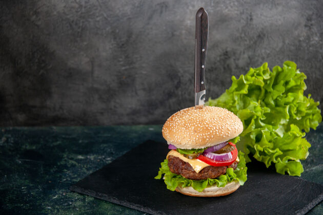 模糊刀在美味的肉三明治和绿色的黑色托盘上左侧的模糊表面与自由空间食物午餐肉三明治