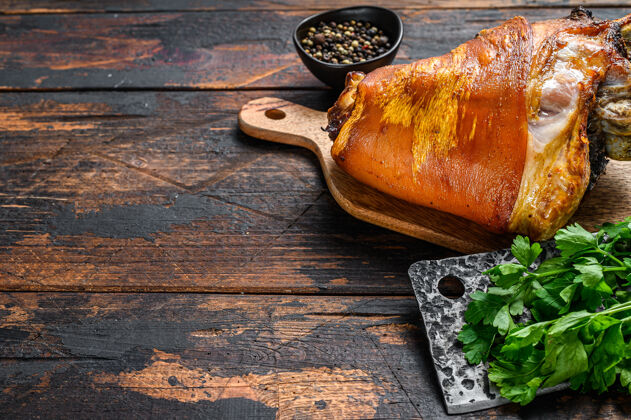 巴伐利亚烤猪腿艾斯宾·布莱克木制的桌面查看膝盖烧烤晚餐