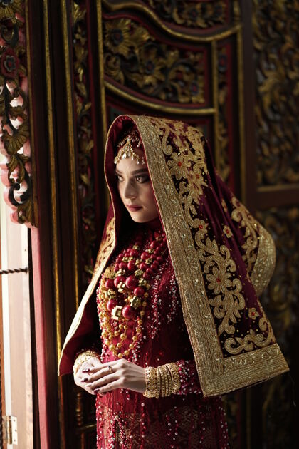 女装一位身着金红色礼服的美丽印度新娘的肖像休闲销售女人