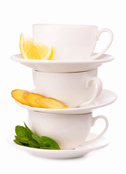 辛辣创意布局由一杯薄荷茶 柠檬 生姜做成的白色背景.top查看液体健康营养