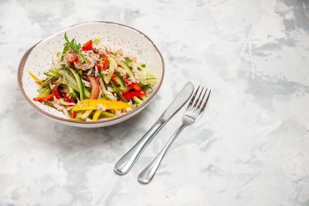 鸡肉沙拉上图是鸡肉沙拉 蔬菜和餐具放在白色污渍的表面上午餐菜肴色斑