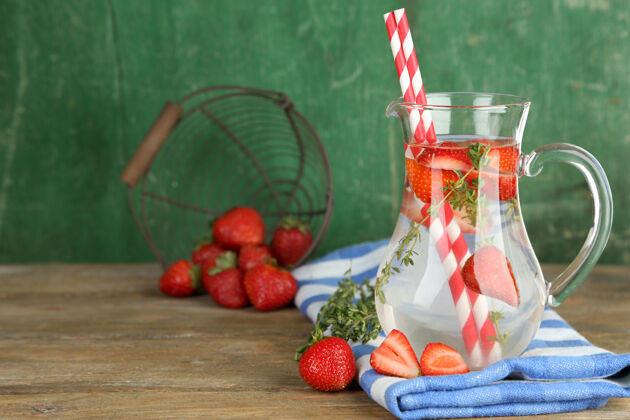 柠檬水美味凉爽的饮料 草莓和百里香 木制混合草莓浆果