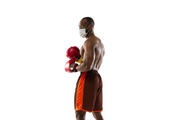 肺炎戴着防护面具和拳击手套的年轻拳击手疾病发烧全球