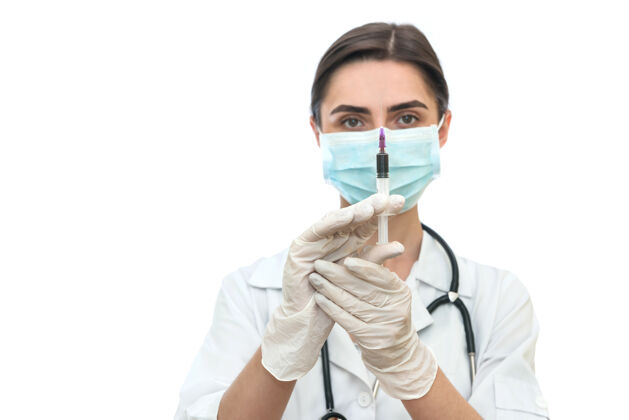 医生美丽的护士和注射器隔离在白色医疗外套针