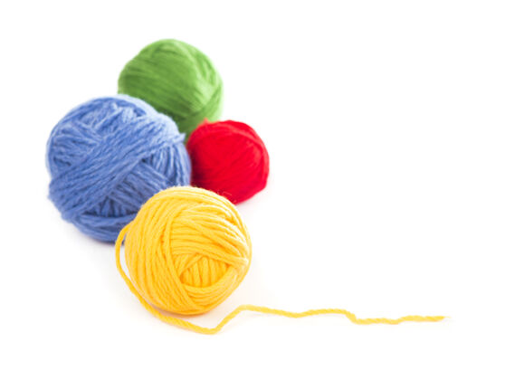 传统白色背景上的蓝 红 黄三色毛线球线羊毛针线
