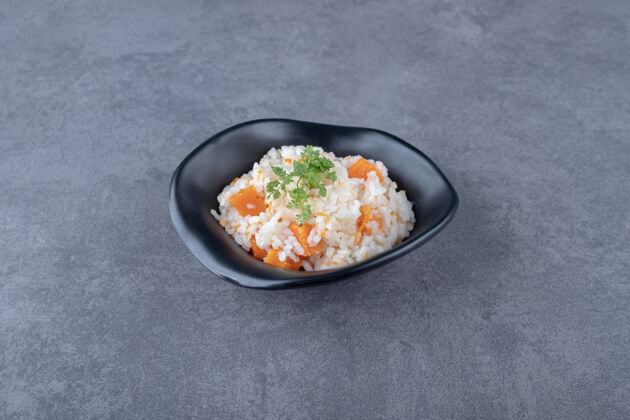 胡萝卜一碗胡萝卜饭 放在大理石表面上美味营养好吃