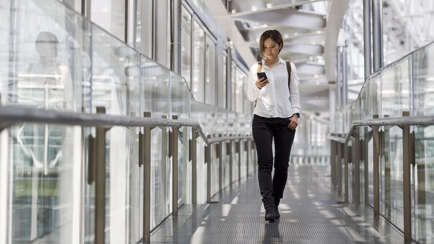 建筑一个拿着智能手机的女人清洁现代设备