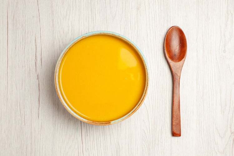 晚餐俯瞰美味奶油汤黄色汤白色桌上汤酱饭奶油晚餐菜奶油汤酱汁