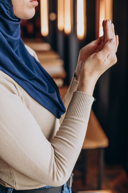 头巾穆斯林妇女在斋月祈祷头巾上帝文化