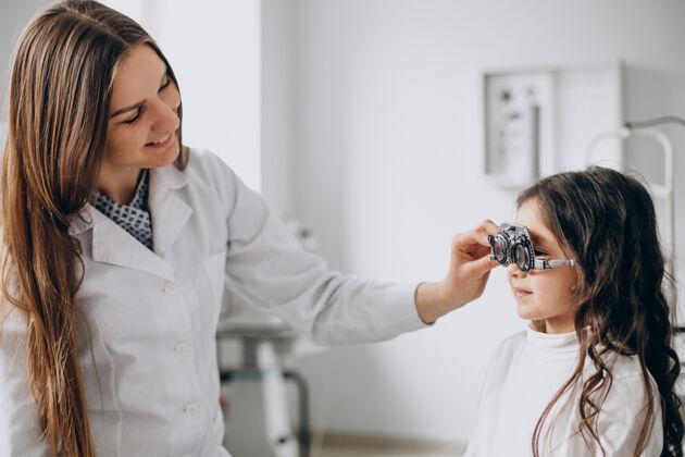 客户小女孩在眼科中心检查视力诊断设备眼科