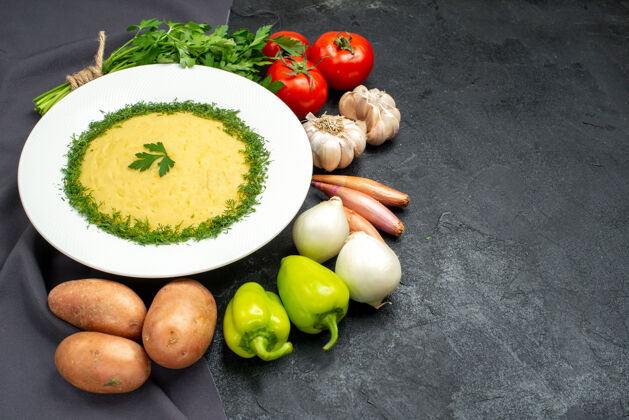 绿色前视图美味的土豆泥与绿色和新鲜蔬菜在黑暗的空间水果健康素食