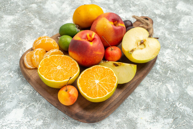 全正面视图不同的水果组成切片和整个新鲜水果上的白色空间柠檬食品多汁