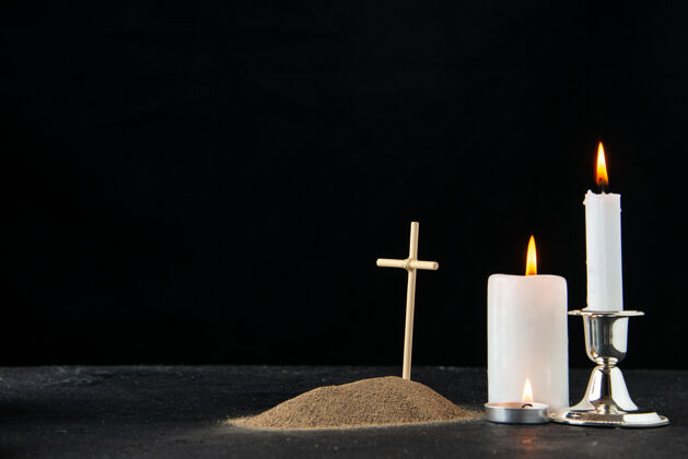 蜡烛黑色蜡烛的小坟墓正面图黑暗燃烧火柴棒