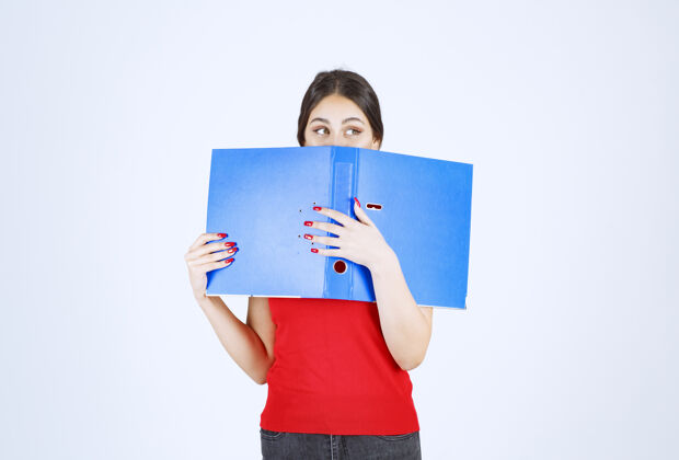 成人拿着蓝色文件夹看书的女孩人任务休闲