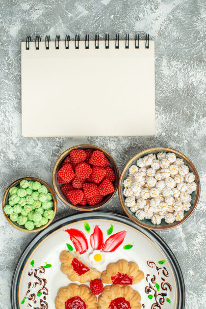 视图俯瞰美味的甜饼与糖果的白色背景蛋糕甜饼饼干茶健康蔬菜用餐