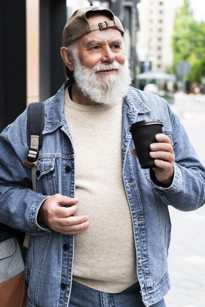 老年人在城市的户外喝咖啡的老人成熟城市老年人