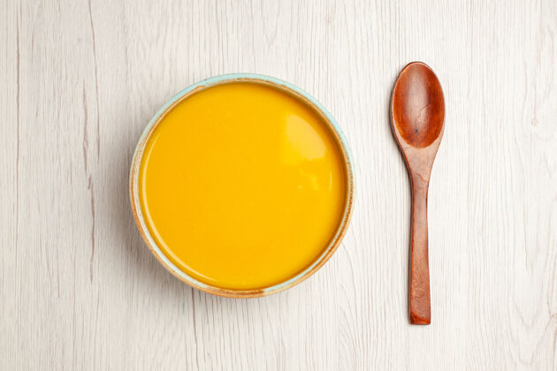 晚餐俯瞰美味奶油汤黄色汤白色桌上汤酱饭奶油晚餐菜奶油汤酱汁