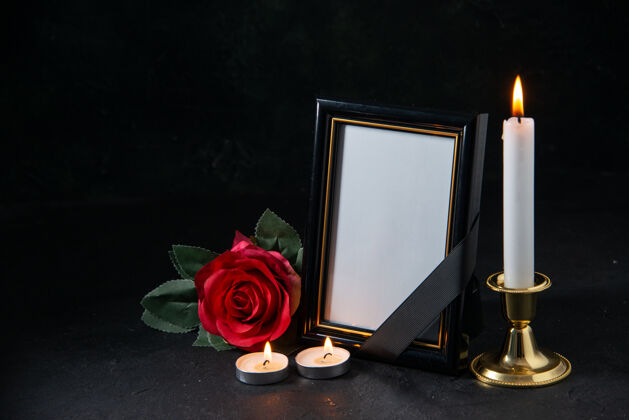 战争黑色上有红花的相框前视图蜡烛花黑暗