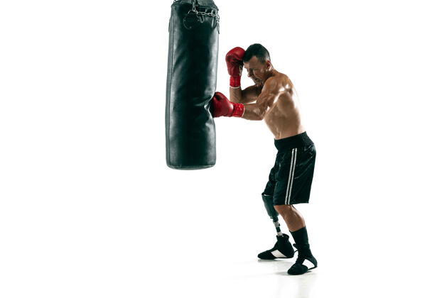 肌肉带假肢的肌肉运动员的全长肖像 复制空间戴着红手套的男拳击手训练和练习隔离在白墙上运动的概念 健康的生活方式幸存者手套运动