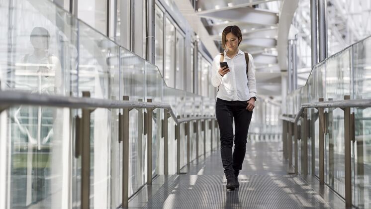 建筑一个拿着智能手机的女人清洁现代设备