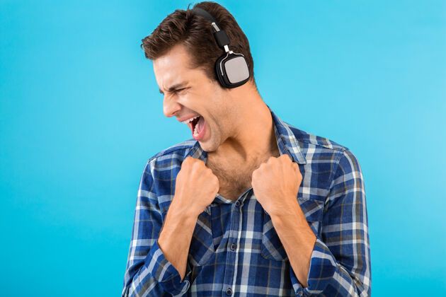 男人时尚帅气的年轻人 戴着无线耳机听音乐 享受着现代风格的快乐心情男性耳机立体声