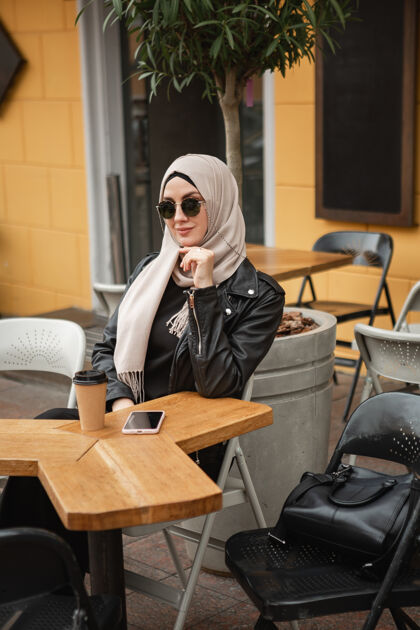 咖啡馆戴头巾的现代时尚女人街道城市漂亮