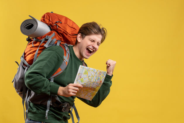 旅游正面图年轻男子背着背包拿着地图度假肖像成人