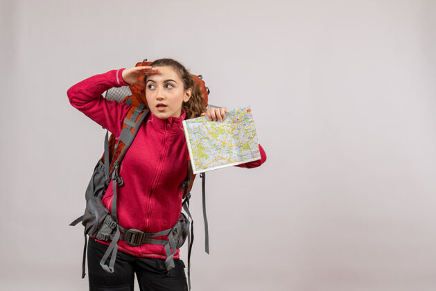 人正面图年轻的旅行者背着大背包拿着地图在看什么旅行者旅游人