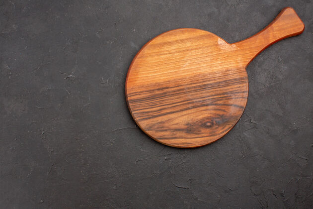 勺子俯瞰黑暗空间的棕色木质书桌木材坚果榛子