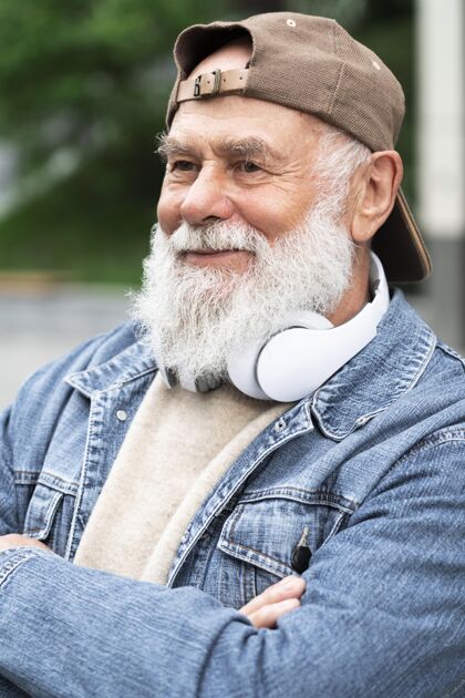 户外城市里戴着耳机的老人老年人老年人城市