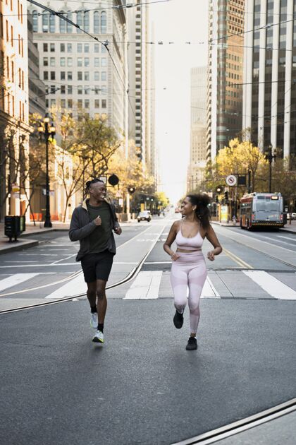 活跃全镜头的人一起慢跑城市生活方式运动