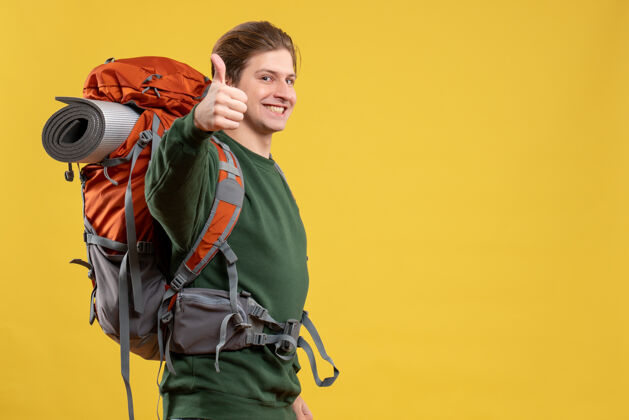 自然正面图年轻男子背着背包准备远足徒步旅行游客旅游