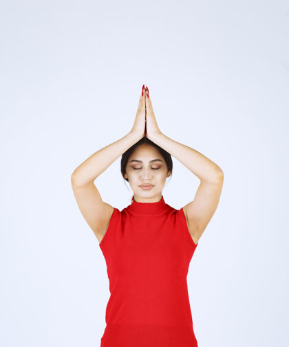 宗教穿红衬衫的女孩双手合十祈祷人精神员工
