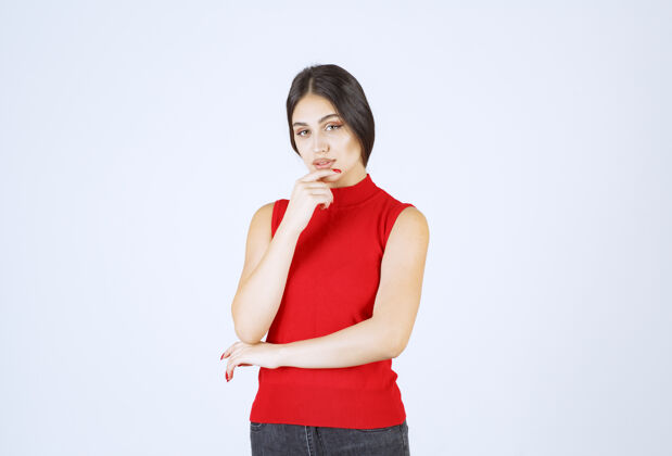 女性穿红衬衫的女孩在思考和分析年轻人休闲工人