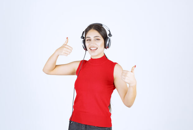 服装穿着红衬衫的Dj戴着耳机欣赏音乐女性人类成人