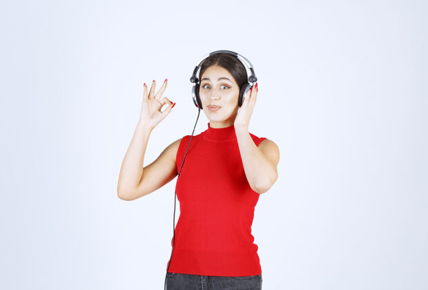 成人穿着红衬衫的Dj戴着耳机欣赏音乐工人满意乐趣