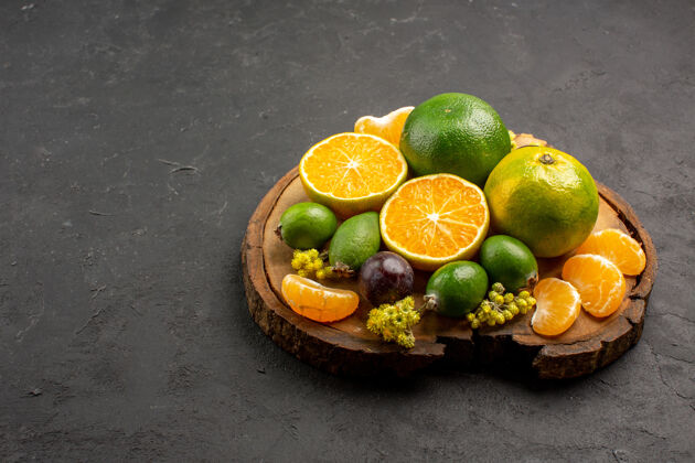 可食用水果在黑暗的空间里看到新鲜的绿橘子和飞珠多汁柠檬异国情调