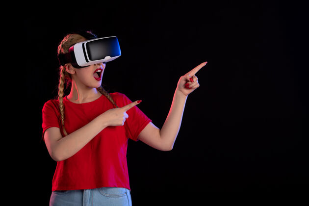 视觉美丽的女性在黑暗中玩虚拟现实的前视图游戏虚拟现实虚拟现实