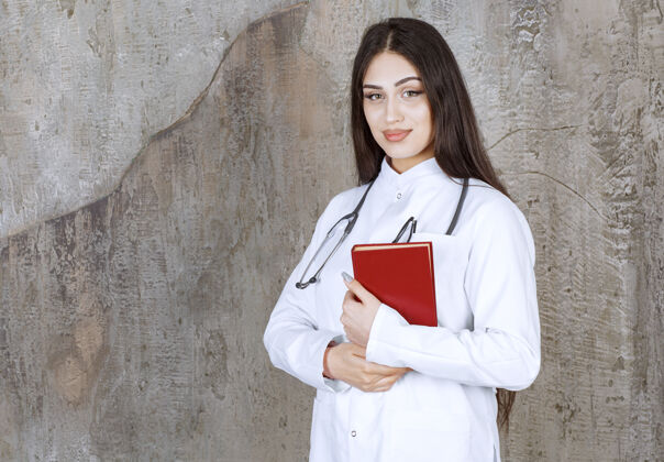 疾病乡村墙上年轻女医生的画像诊断医学就业