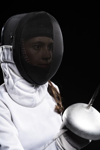 训练年轻女子用特殊设备击剑围栏运动员健康