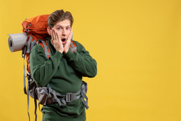 颜色正面图年轻男子背着背包准备远足背包冒险徒步旅行