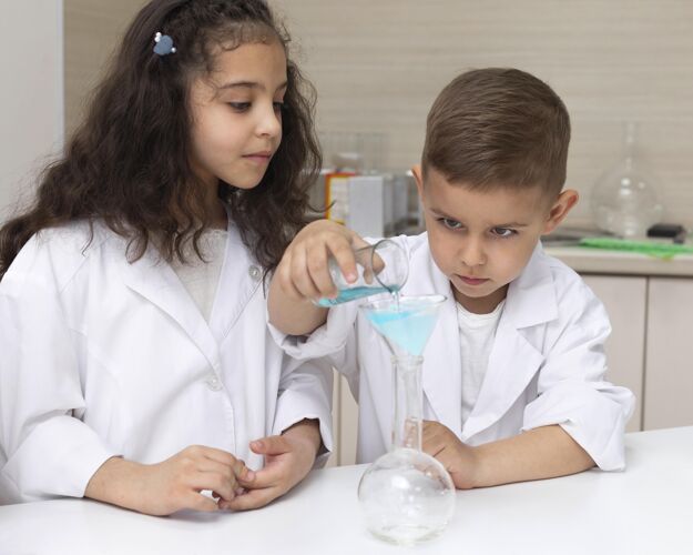 学习同事们在学校做化学实验实验男孩实验室